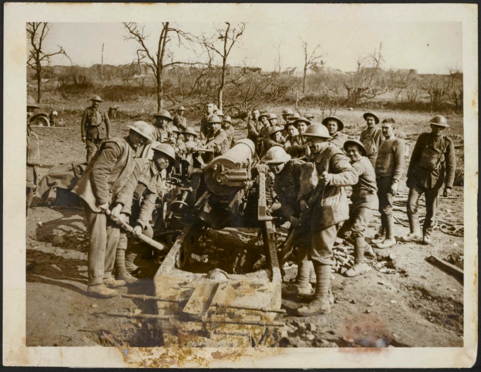 Groep soldaten bezig met het verplaatsen van een kanon, Bestanddeelnr 158-2820