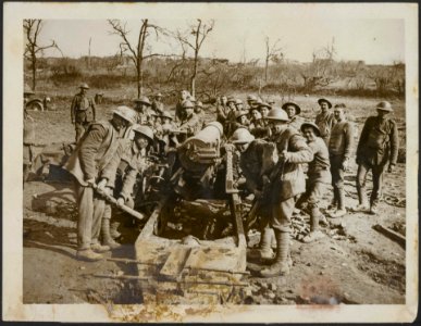 Groep soldaten bezig met het verplaatsen van een kanon, Bestanddeelnr 158-2820