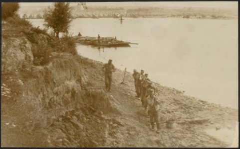 Groep soldaten trekt een vaartuig langs een oever., Bestanddeelnr 158-2223