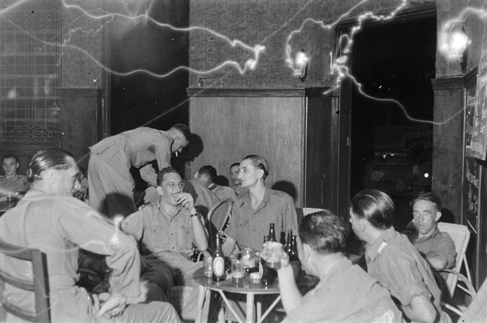Groep militairen in een kantine, Bestanddeelnr 451-4-7