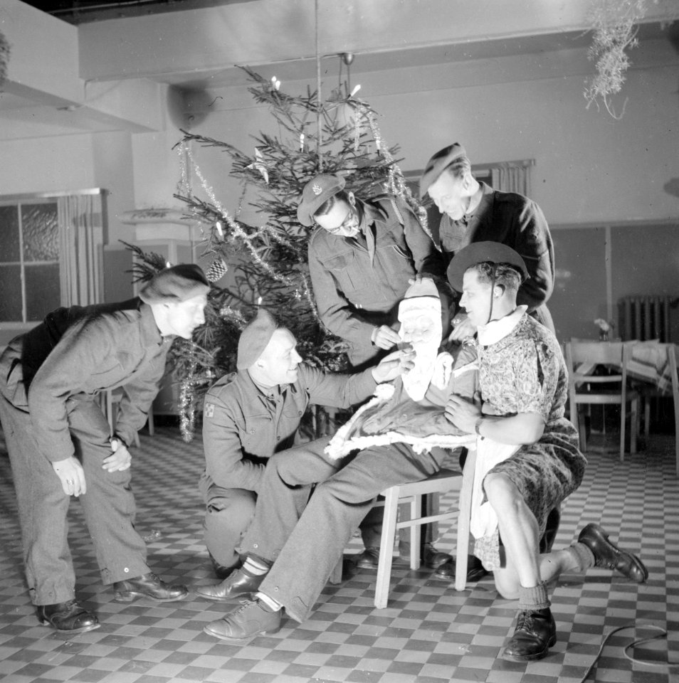 Groep militairen tijdens kerstfeest, Bestanddeelnr 255-9447