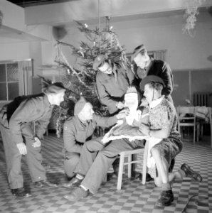 Groep militairen tijdens kerstfeest, Bestanddeelnr 255-9447