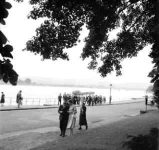 Groep mensen wandelend langs de rijnkade nabij Bonn, Bestanddeelnr 254-1799
