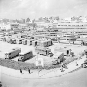 Het autobusstation van Tel Aviv met het gezicht op de perrons en de autobussen, Bestanddeelnr 255-1274