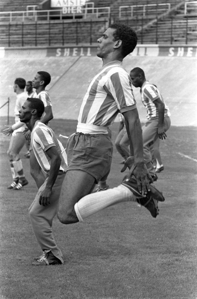 Het Antilliaanse elftal traint op het veld van het Olympisch Stadion, voorgrond , Bestanddeelnr 914-2608