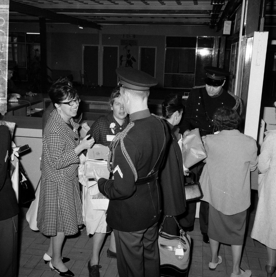 Groep van 65 dames uit Amerika in Nederland om te demonstreren tegen NATO, aanko, Bestanddeelnr 916-4296