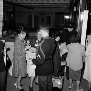 Groep van 65 dames uit Amerika in Nederland om te demonstreren tegen NATO, aanko, Bestanddeelnr 916-4296