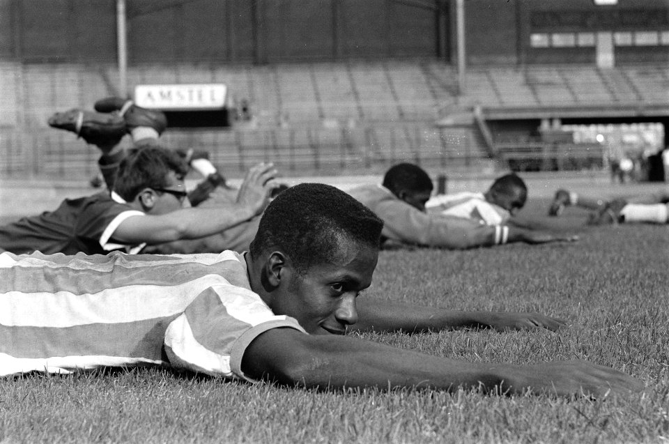 Het Antilliaanse elftal traint op het veld van het Olympisch Stadion, de midvoor, Bestanddeelnr 914-2610