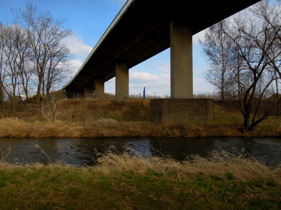 Großdeubener Pleißebrücke die Bundesstraße 2 überführend -Dreiviertel-Sicht- im März 2018a