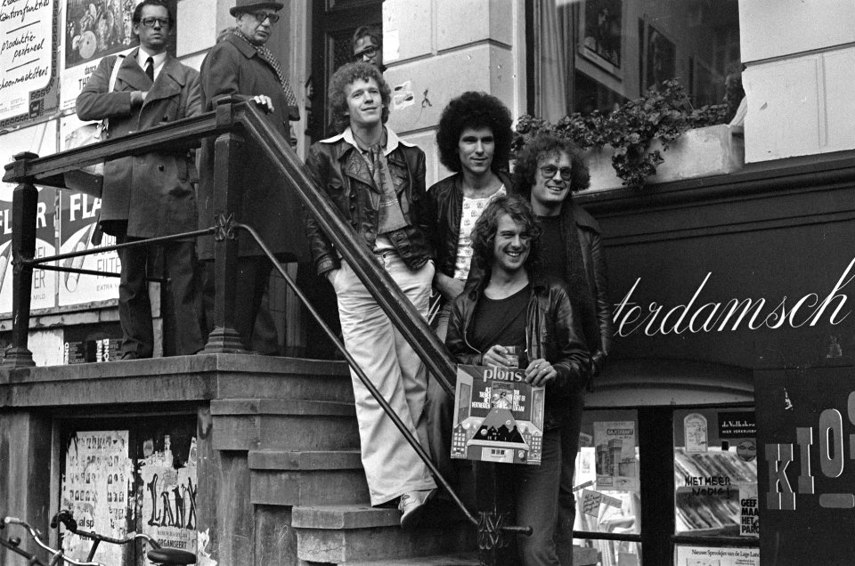 Groep Plons presenteer LP in Cafe de Engelbewaarder in Amsterdam Bertus Borge, Bestanddeelnr 927-5139