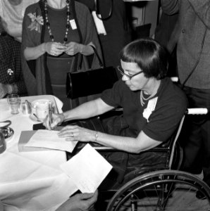 Groep van 65 dames uit Amerika in Nederland om te demonstreren tegen NATO, aanko, Bestanddeelnr 916-4297