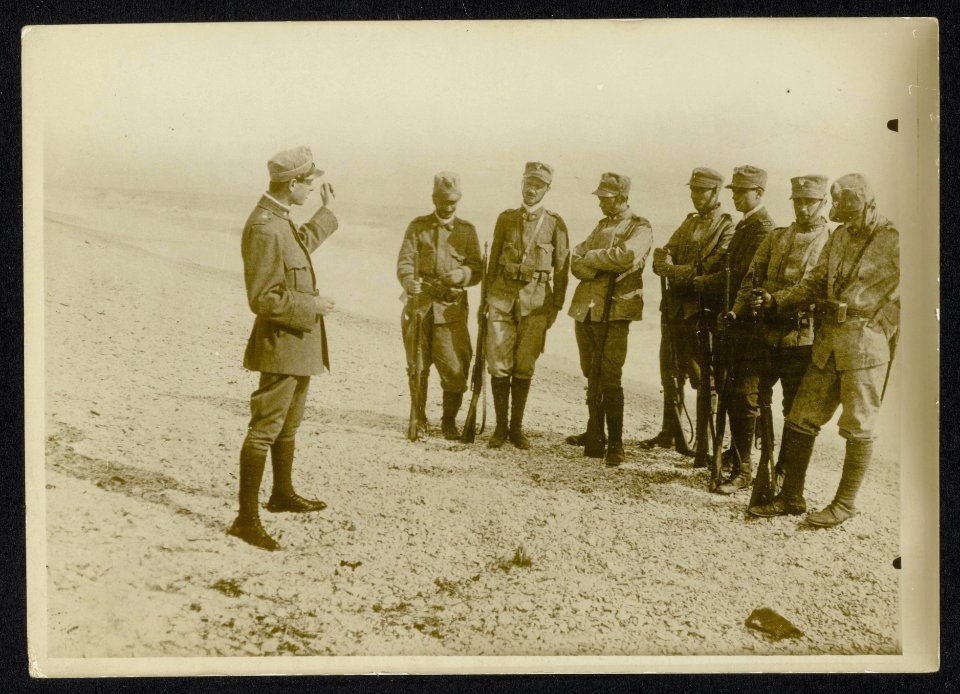 Groep met geweren bewapende Oostenrijkse soldaten, Bestanddeelnr 158-0653