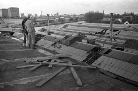 Het dak van de fabriekshal van Neerlandia Draadindustrie is afgerukt, Bestanddeelnr 926-9322