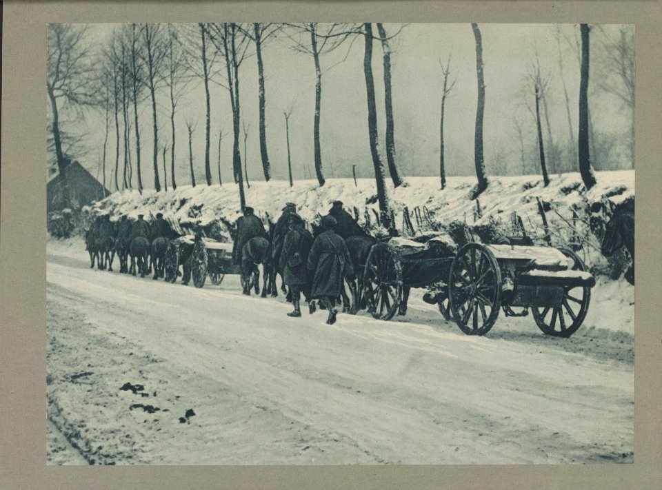 Groep soldaten met paardenkarren trekt door een besneeuwd landschap, Bestanddeelnr 158-1765