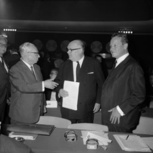 Het congres van de SAI te Amsterdam Ollenhauer (links), Spaak (midden) en Willy, Bestanddeelnr 915-5101
