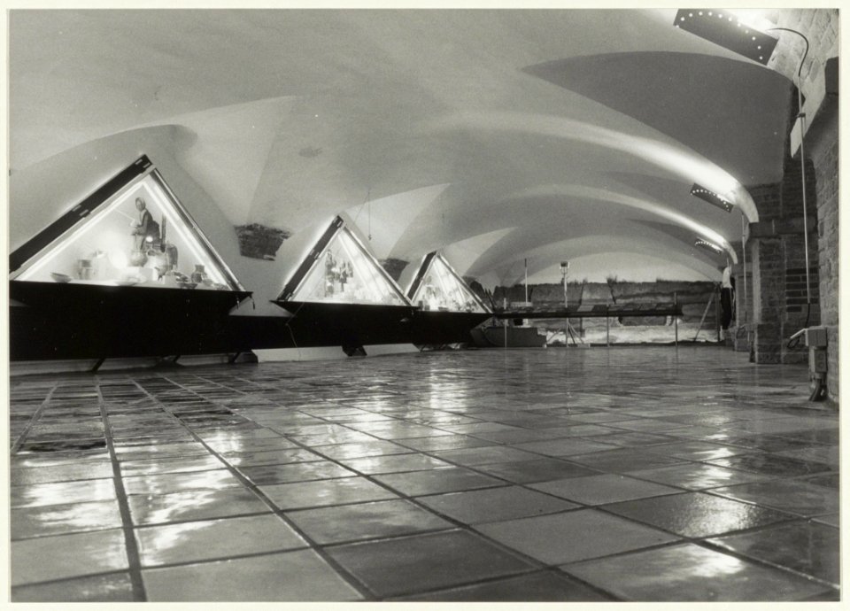 Het Archeologisch Museum in de kelder van de Vleeshal. NL-HlmNHA 54031833