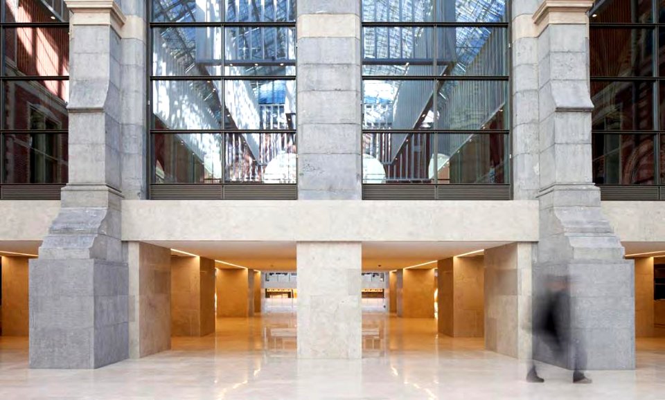 Het Atrium in volle omvang en de passage erboven