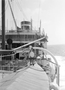 Het cruiseschip MS Colombia vanaf het achterdek met reddingsboot op de voorgrond, Bestanddeelnr 190-0208