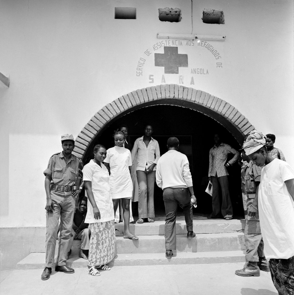 Groep mensen bij een ziekenhuis van de Angolese bevrijdingsbeweging FNLA ten noo, Bestanddeelnr 926-7731