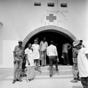 Groep mensen bij een ziekenhuis van de Angolese bevrijdingsbeweging FNLA ten noo, Bestanddeelnr 926-7731