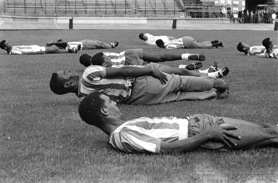 Het Antilliaanse elftal traint op het veld van het Olympisch Stadion, Bestanddeelnr 914-2612