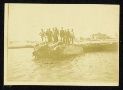 Groep mannen op een schip waarvan de achtersteven is verwoest, Bestanddeelnr 158-1222