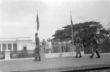 Het defilé wordt afgenomen voor het het paleis van de luitenant-gouverneur-gener, Bestanddeelnr 101-1-3 photo