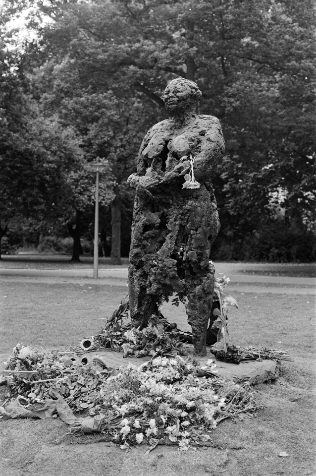 Het beeld Mama Baranka in het Vondelpark in Amsterdam ter herdenking van de moor, Bestanddeelnr 933-0592