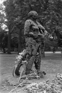 Het beeld Mama Baranka in het Vondelpark in Amsterdam ter herdenking van de moor, Bestanddeelnr 933-0591