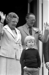 Het defilé op Soestdijk, koningin Juliana en prins Bernhard zwaaien, prins Wille, Bestanddeelnr 926-3774
