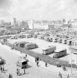 Het autobusstation van Tel Aviv met het gezicht op de perrons, de autobussen en , Bestanddeelnr 255-1276