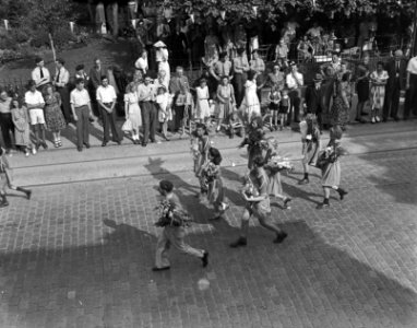 Groep meisjes tijdens intocht wandeltocht Vierdaagse, Bestanddeelnr 934-5235