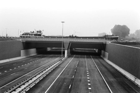 Het aquaduct bij Waddinxveen rechts de Gouwebrug, Bestanddeelnr 931-6702