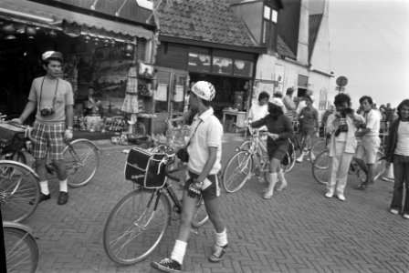 Groep Japanse fietsers in Volendam, Bestanddeelnr 925-7979