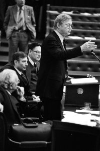 Het antwoord van de regering minister Andriessen aan het woord, links van onder, Bestanddeelnr 930-2342