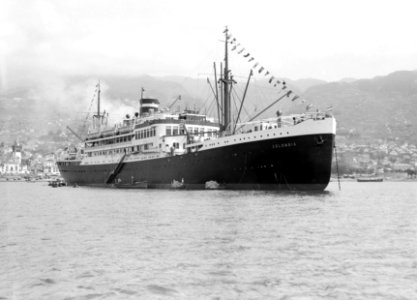 Het cruiseschip MS Colombia van de KNSM in de haven van Funchal, Madeira, Bestanddeelnr 190-0585