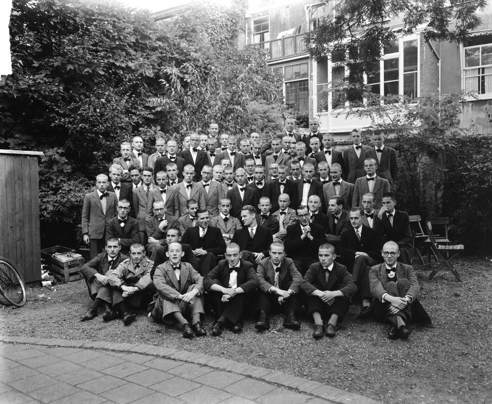 Groep studenten met kale hoofden Delft, Bestanddeelnr 903-0113