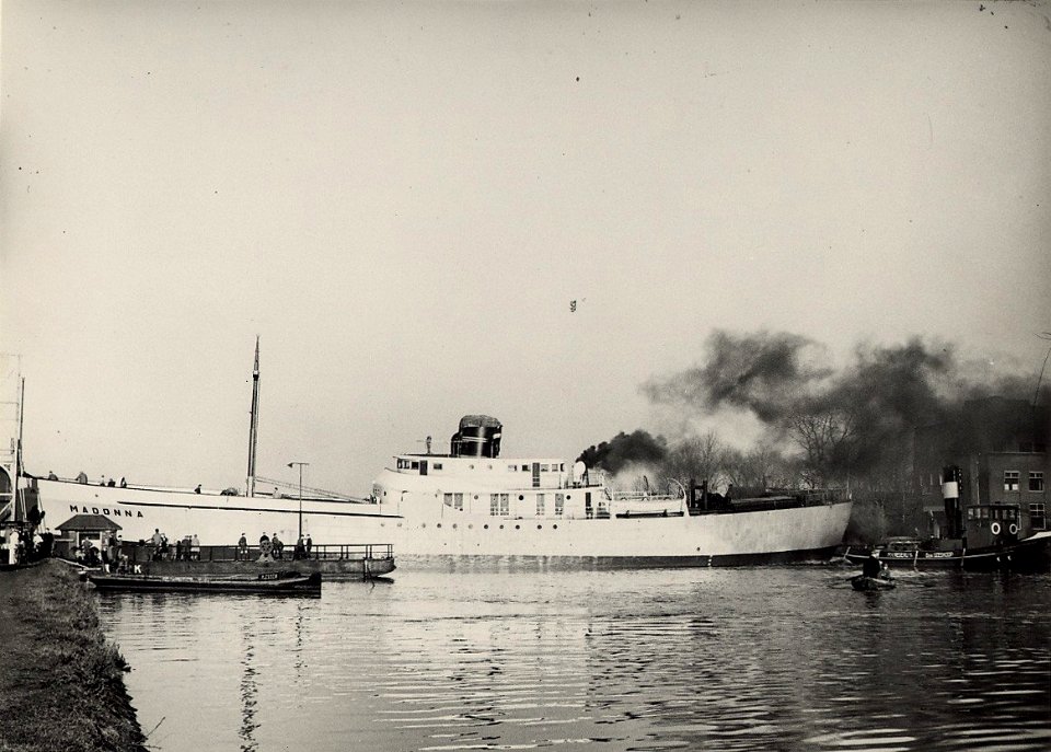 Het bij de werf Holland Nautic verbouwde schip Madonna, in het Noorder Buiten Spaarne, ziende naar het noorden. Aangekocht in 1977 van fotograaf C. de Boer. Identificatienummer 54-005496, NL-HlmNHA 54010752
