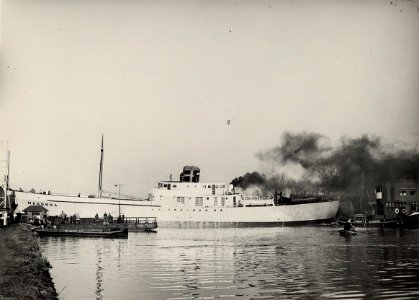 Het bij de werf Holland Nautic verbouwde schip Madonna, in het Noorder Buiten Spaarne, ziende naar het noorden. Aangekocht in 1977 van fotograaf C. de Boer. Identificatienummer 54-005496, NL-HlmNHA 54010752