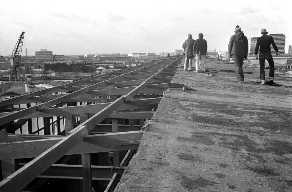 Het dak van de fabriekshal van Neerlandia Draadindustrie is afgerukt, Bestanddeelnr 926-9321
