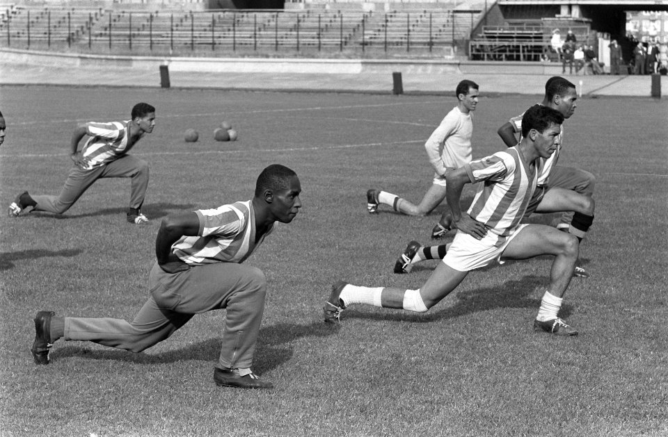 Het Antilliaanse elftal traint op het veld van het Olympisch Stadion, Bestanddeelnr 914-2613