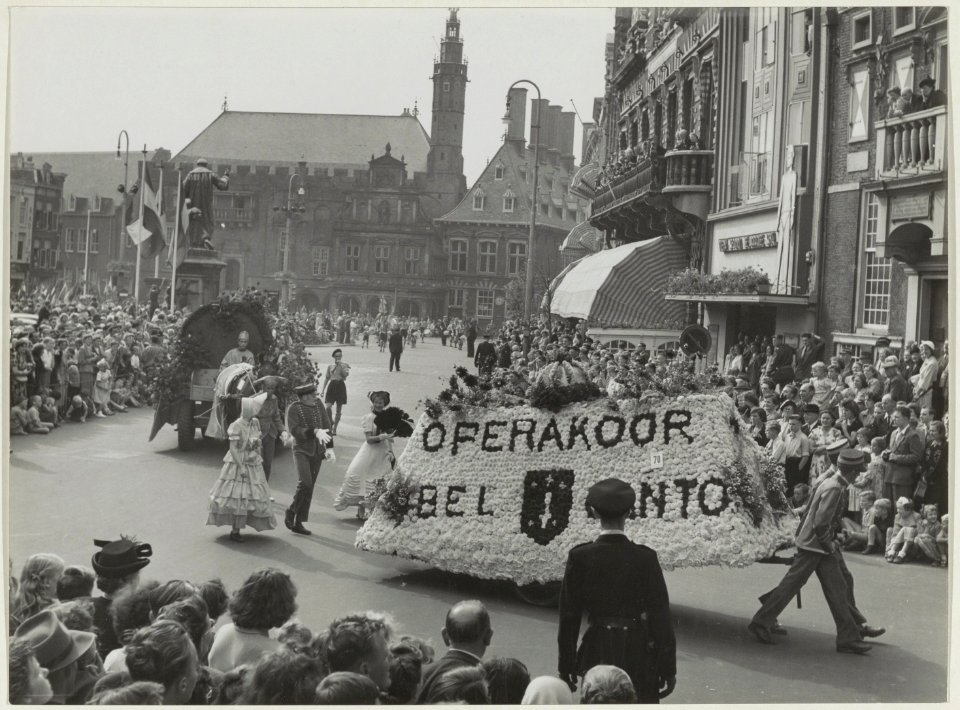 Het bloemencorso trekt onder grote belangstelling over de Grote Markt. NL-HlmNHA 54010457