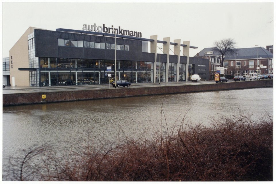 Het bedrijfspand van automobielbedrijf Brinkmann aan de Leidsevaart, ziende naar het noordwesten. NL-HlmNHA 54036426