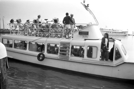Groep Japanse fietsers in Volendam, Bestanddeelnr 925-7977