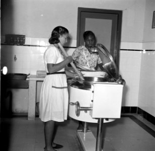 Het bedienen van de wasmachine in klooster St. Jozef met zusterschool van de zus, Bestanddeelnr 252-7581