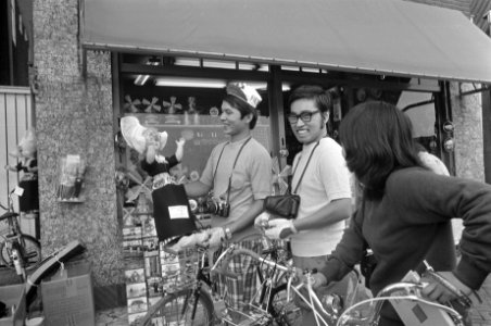 Groep Japanse fietsers in Volendam, Bestanddeelnr 925-7976
