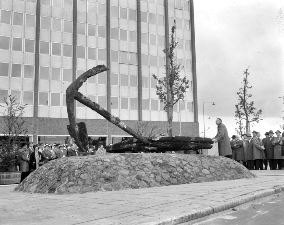Het beeld genaamd Stokanker wordt voor het Havengebouw aan de De Ruyterkade in A, Bestanddeelnr 913-9620