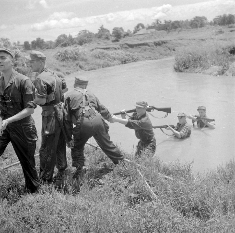 Het doorwaden van een kali bij een militaire oefening, Bestanddeelnr 255-8348
