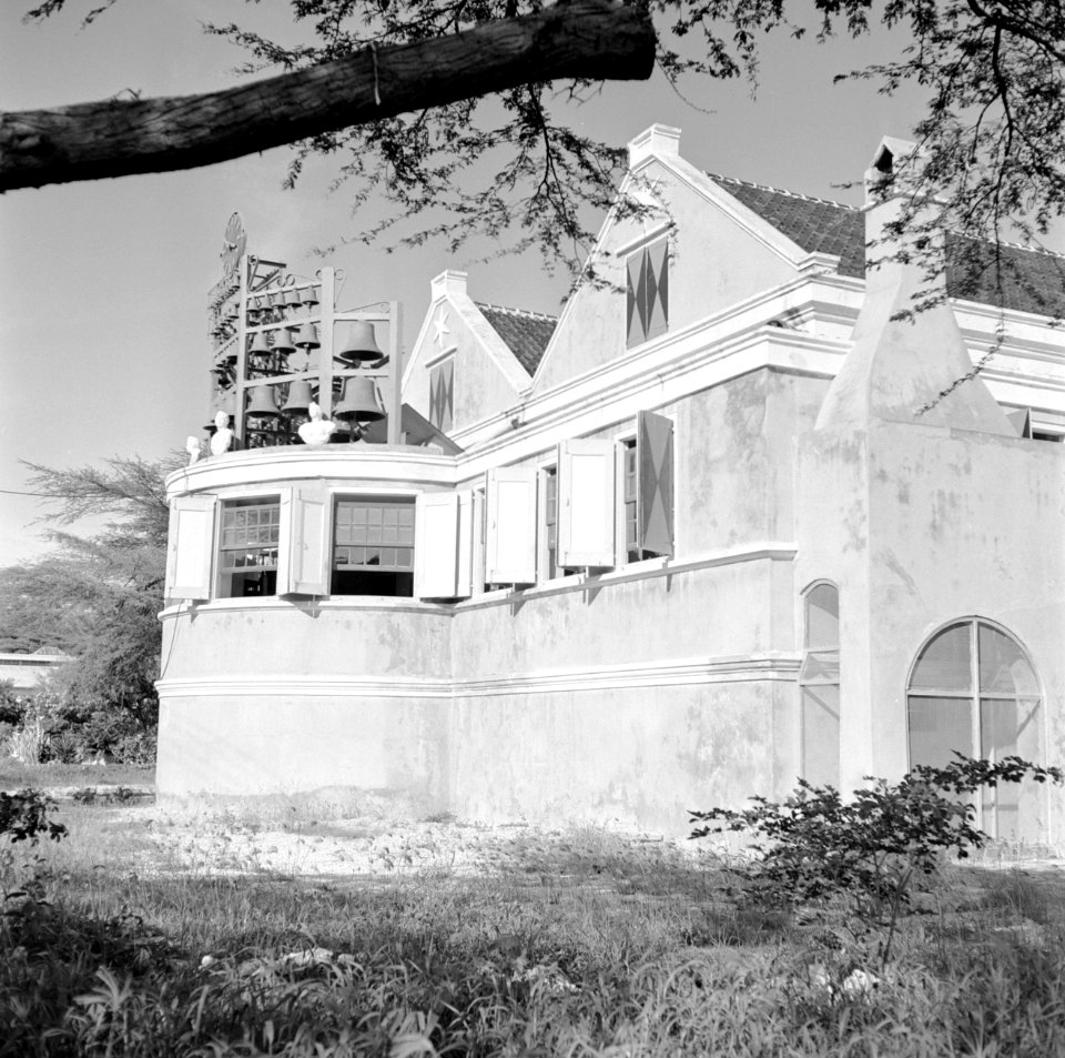 Het Curaçaos Museum in Willemstad met het carillon, Bestanddeelnr 252-2756