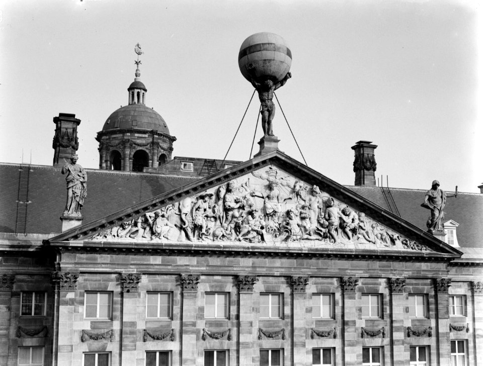 Het beeld van Atlas op de achtergevel van het Paleis op Dam te Amsterdam gezien , Bestanddeelnr 189-0265